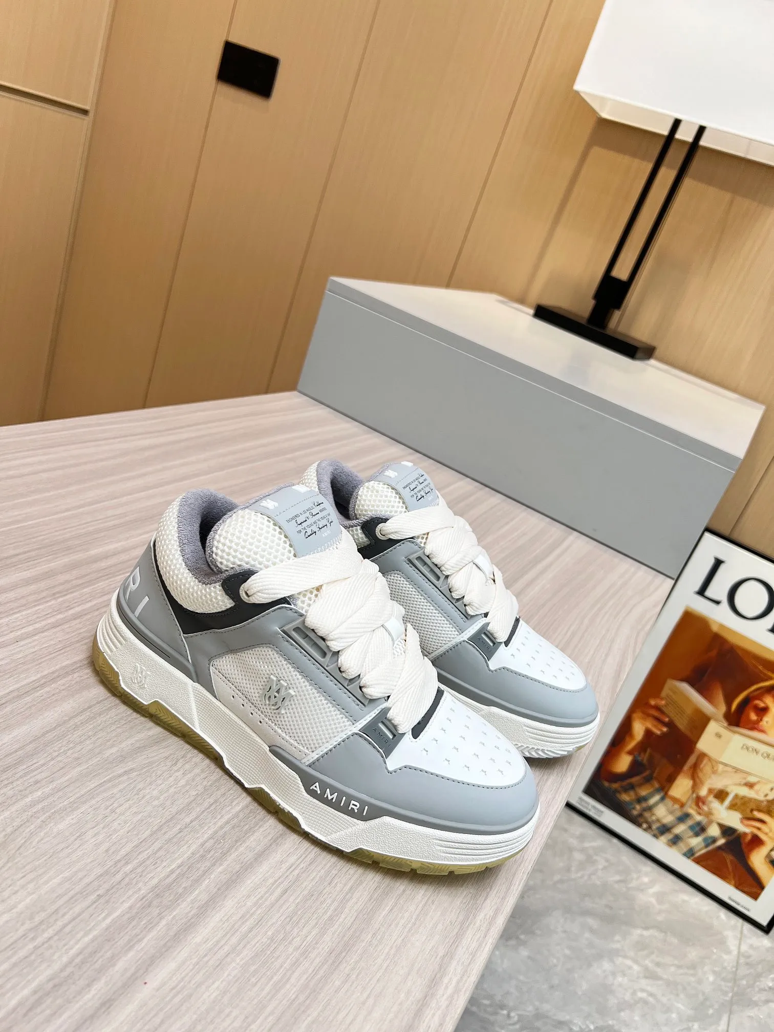 p620💰Men's shoes Amiri Emile's 2023 spring and summer new MA-1 bread shoes, couple models, casual sports shoes, sneakers Amiri gave up the rock punk style in the new season and used a large number of unsaturated colors, Morandi tones, whether you see or wear them, it will make people very happy. The large tongue of the bread shoes continues, shortens the length of the shoe body, thickens the midsole, and the toe part is more rounded. Amiri's brand letters and MA logo appear on the side of the shoe. Fabric: Original customized imported first-layer cowhide + mesh. Lining: Original customized breathable towel lining. Outsole. Foam combination material. Bottom thickness: 4CM. Size: Men's 39-45
